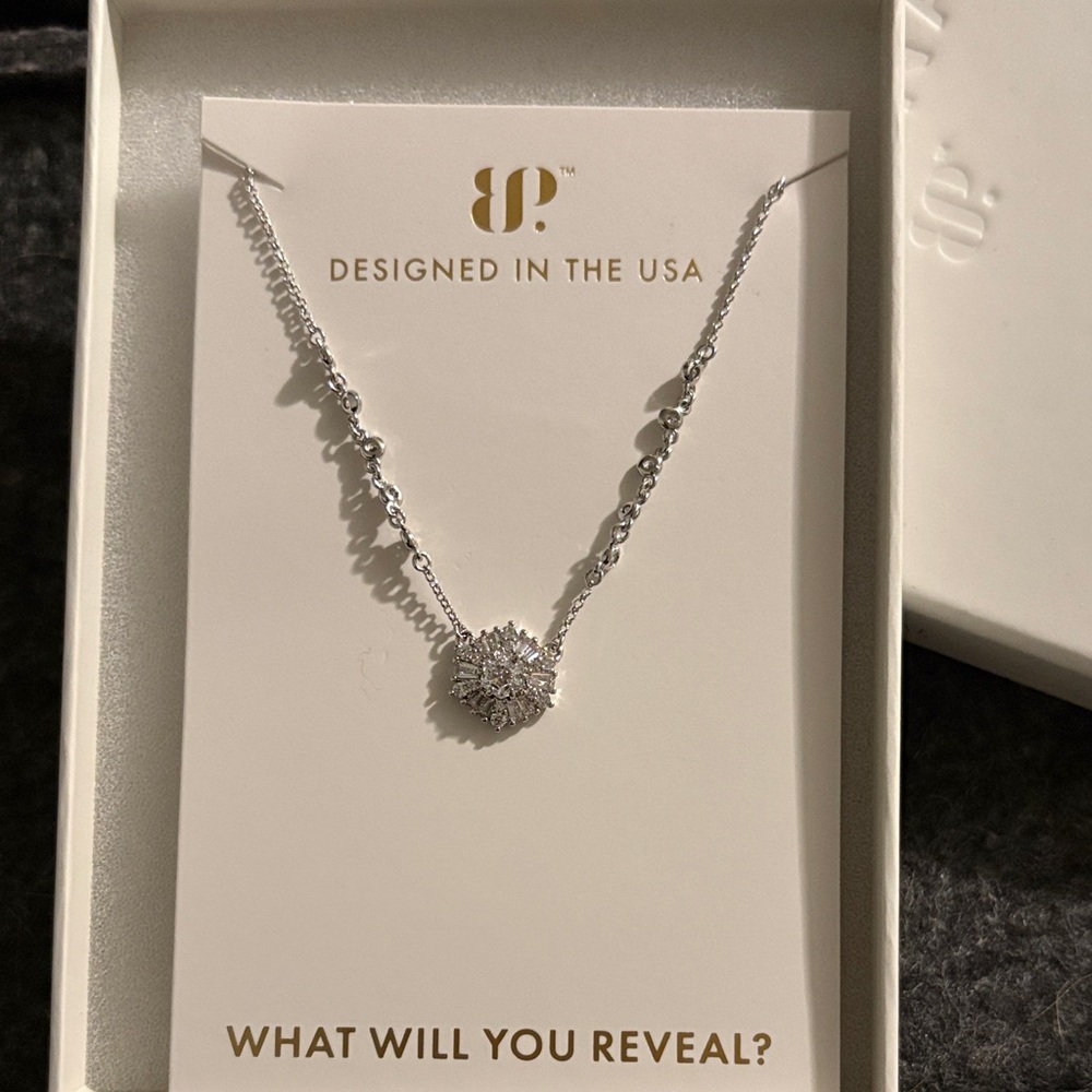 Elegant Silver Necklace with Sparkling Pendant